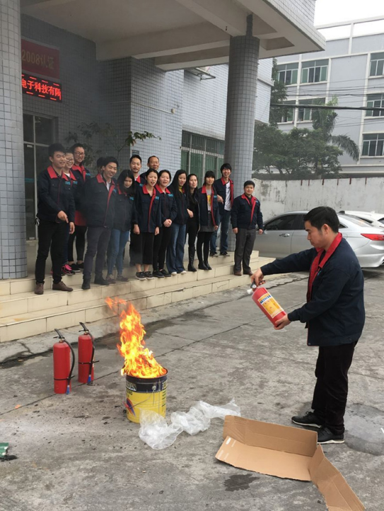 正航儀器生產(chǎn)部門(mén)小伙伴積極學(xué)習(xí)參與使用滅火器